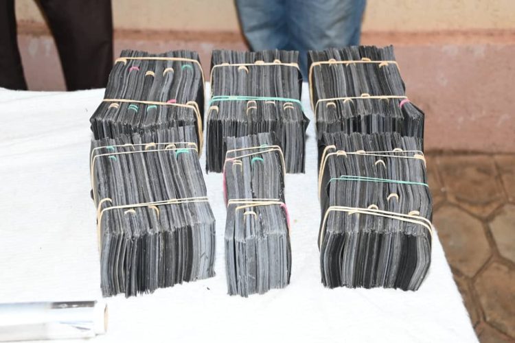 ESCROQUERIE ET FALSIFICATION DE BILLETS DE BANQUE : LA GENDARMERIE INTERPELLE TROIS INDIVIDUS À VAKPOSSITO